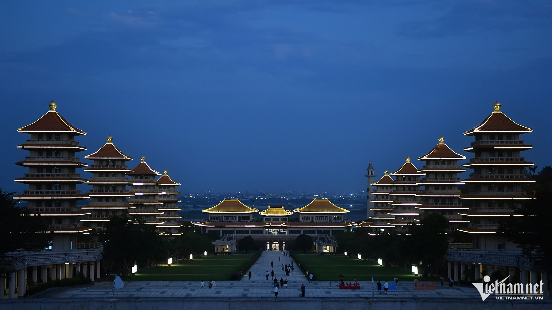 Không gian nơi đây tĩnh lặng, linh thiêng, đặc biệt là vào lúc mặt trời vừa khuất bóng.