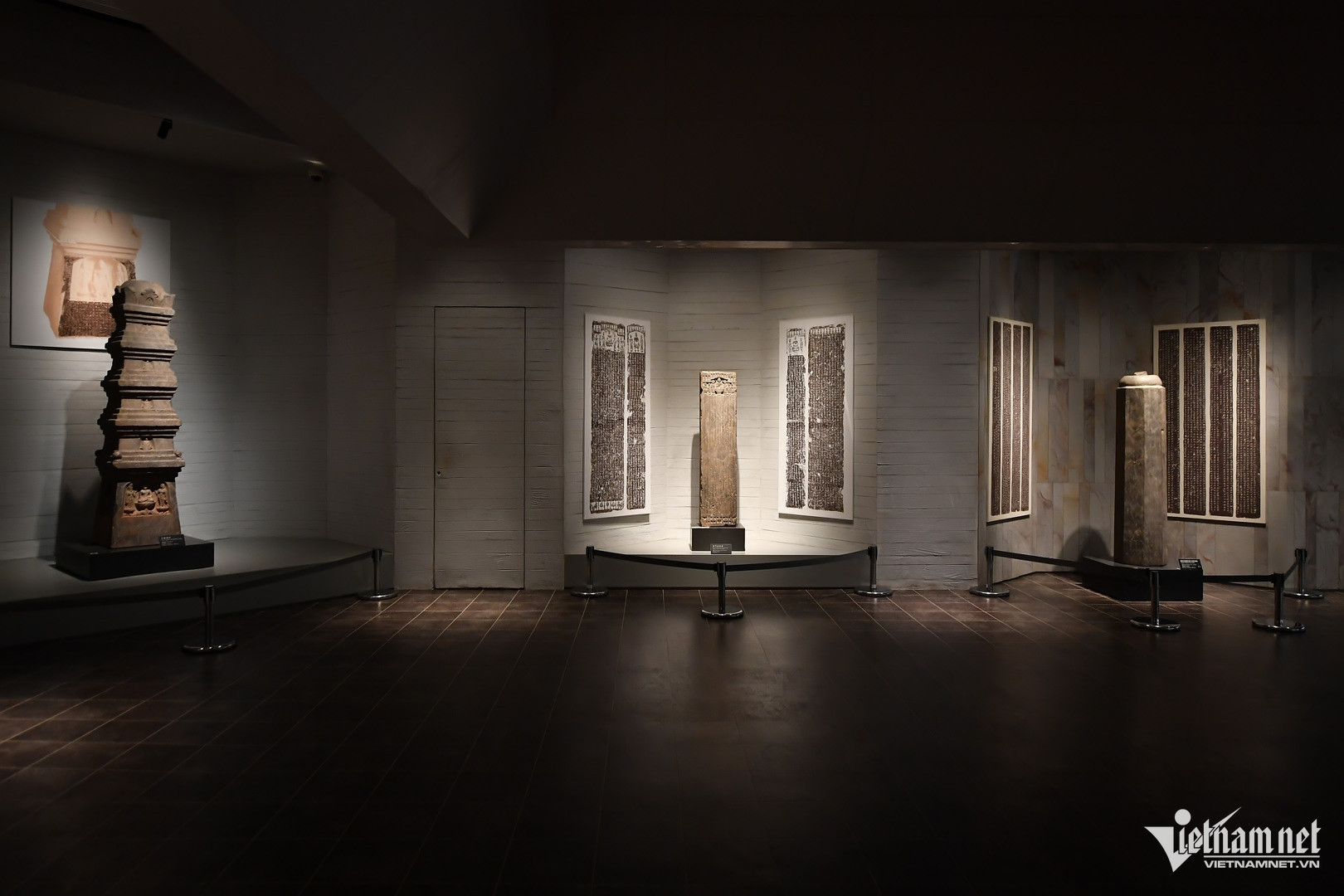 Đi sâu vào bên trong, du khách sẽ tới địa cung, nơi cất giữ nhiều cổ vật liên quan đến Phật giáo, hiện vật lịch sử nhân loại.