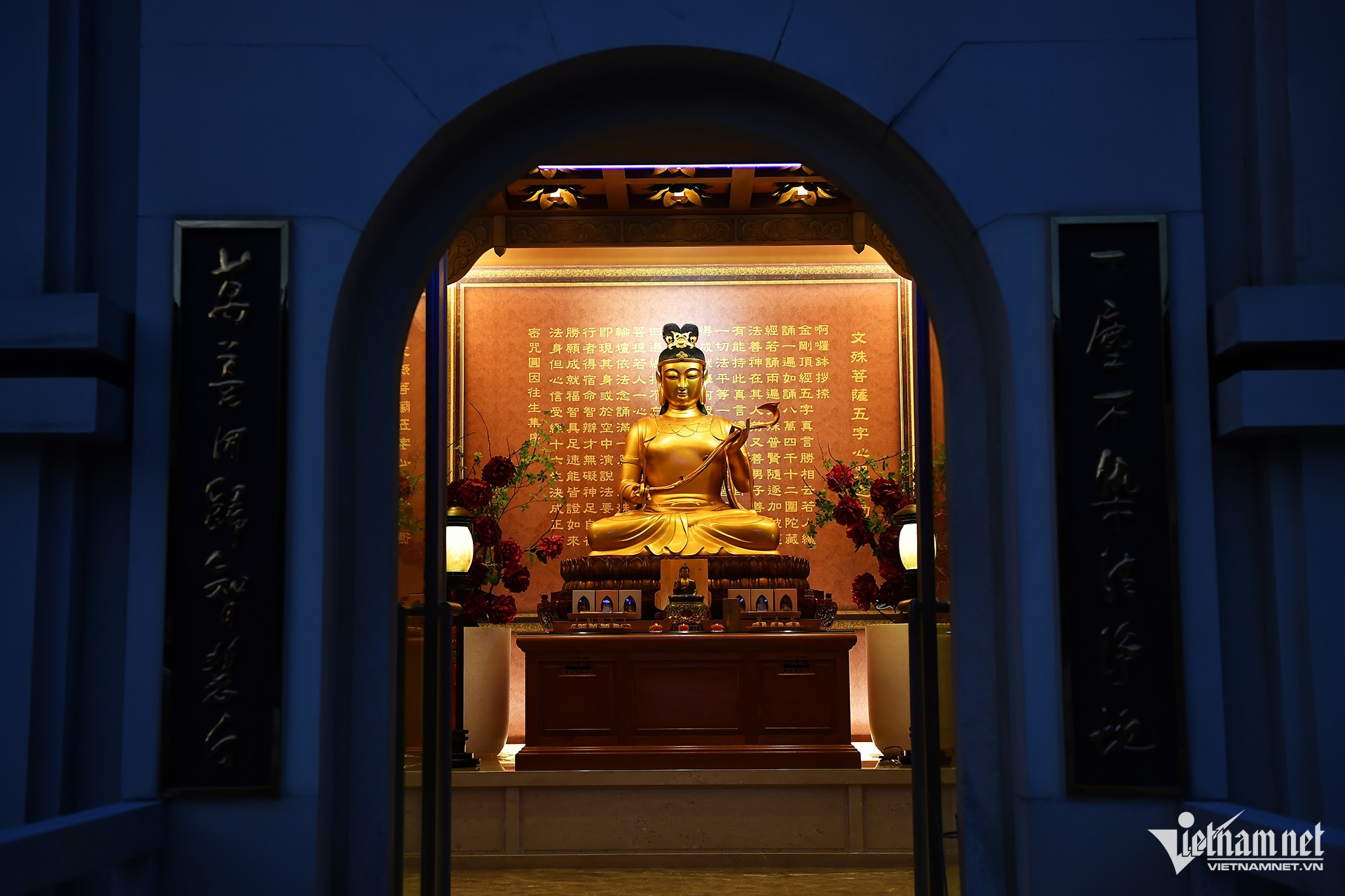 Hình ảnh tháp thờ Văn Thù Bồ Tát, hình tượng của trí tuệ, một trong những vị Bồ Tát quan trọng, xuất hiện hầu như trong tất cả kinh điển của Phật giáo Đại Thừa.