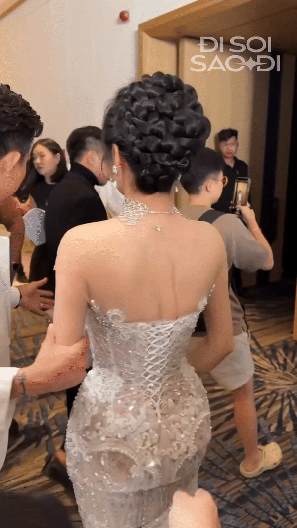 Bóng lưng của Mina Phạm