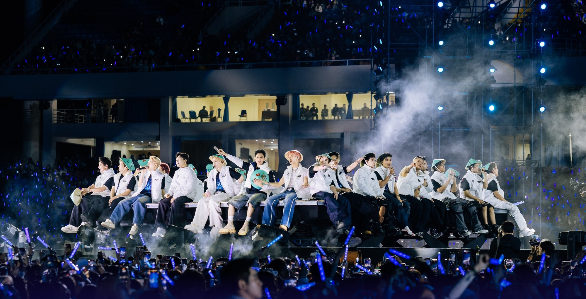 Theo công bố từ trang phân phối vé Ticketbox, 2 đêm concert Anh Trai Say Hi thành công thu hút 90 nghìn khán giả - con số chưa từng thấy cho 1 sự kiện âm nhạc tại Việt Nam