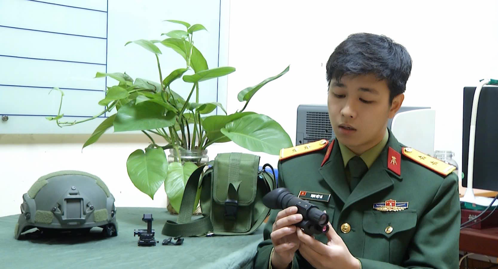 Trung uý Trịnh Việt Hà giới thiệu thiết bị mới.