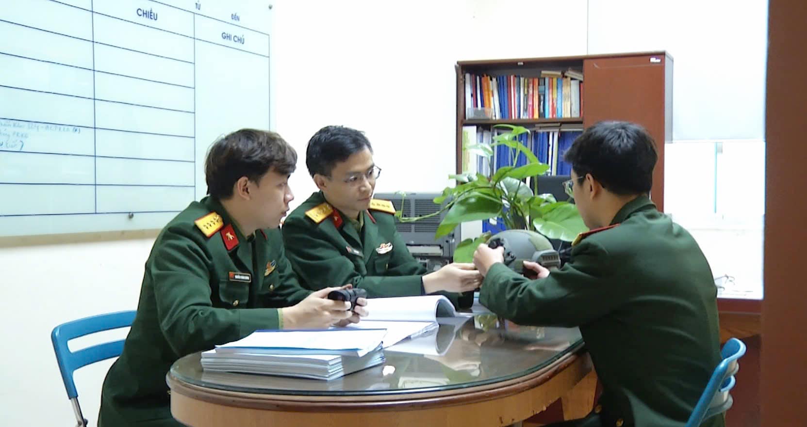 Nhóm kỹ sư hiện đang công tác tại Phòng kỹ thuật quang hồng ngoại, viện Vật lý Kỹ thuật.