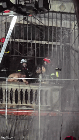 Các nạn nhân mắc kẹt được lực lượng PCCC giải cứu ra ngoài ban công.