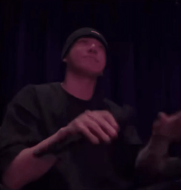 Jung Kook thoải mái hát nhạc Rosé