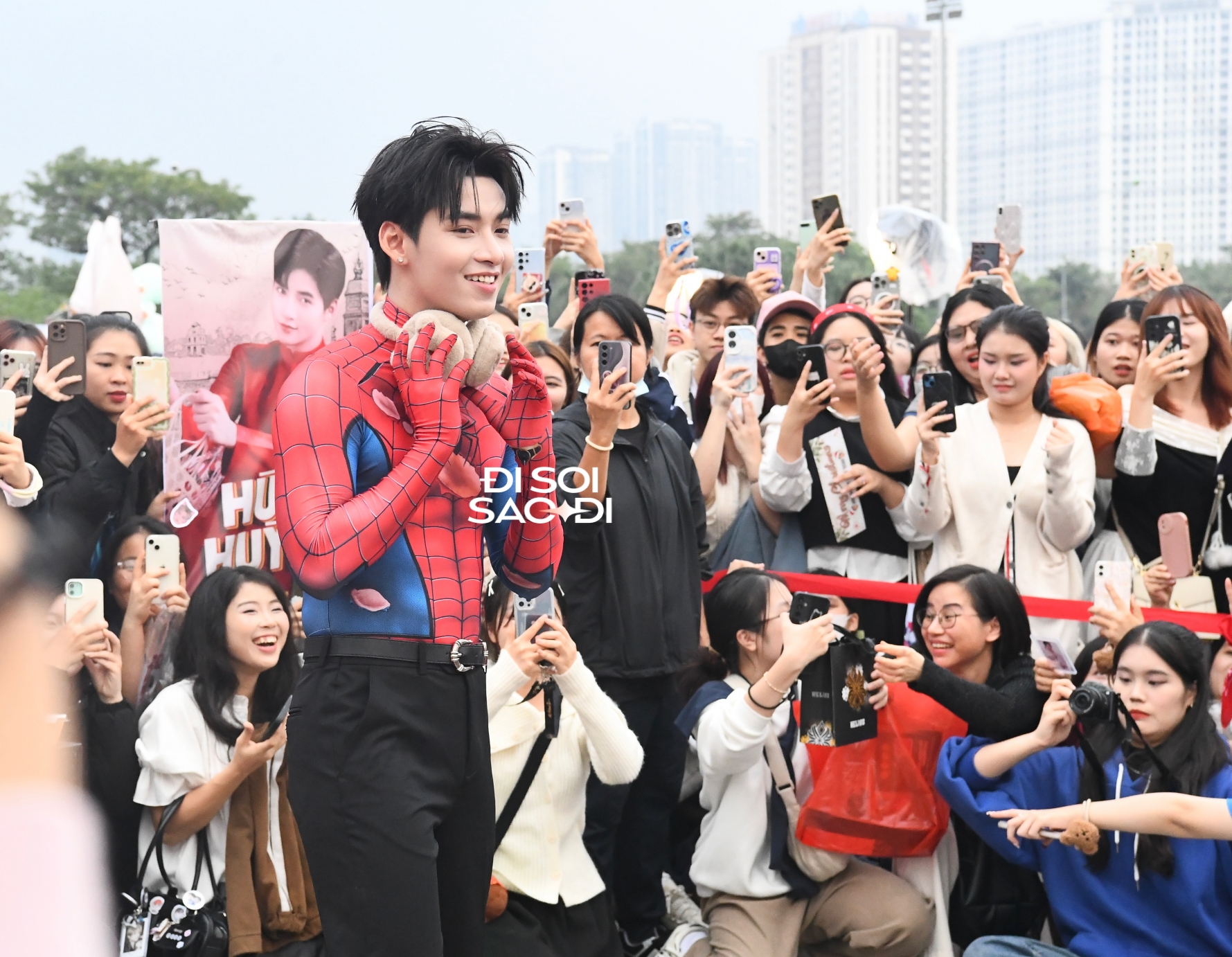 Các Anh Trai giữa vòng vây fan tại Mỹ Đình