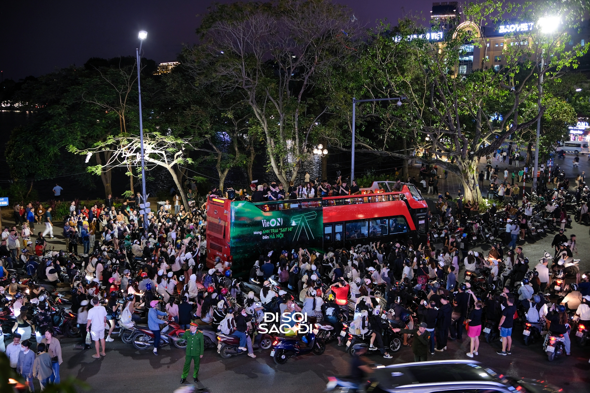 Hình ảnh chưa từng có với các sao Việt, 30 Anh Trai phủ kín fan tại Hà Nội