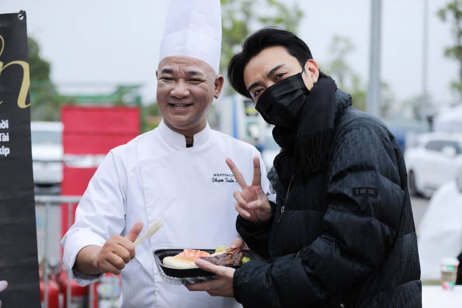Các “phú bà” FC SOOBIN còn mời cả masterchef Việt Phạm Tuấn Hải đến chuẩn bị thức ăn cho 33 anh tài