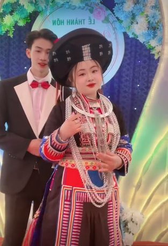 Sau khi làm lễ xong, ngoài việc chụp ảnh với khách mời, Phúng Phính cũng không quên rủ chồng nhảy lắc hông bắt beat.