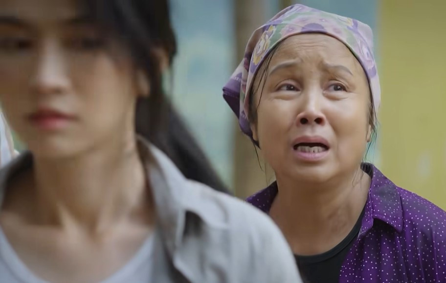 Bà Phỉu Khèn khóc lóc đi tìm cháu trai.