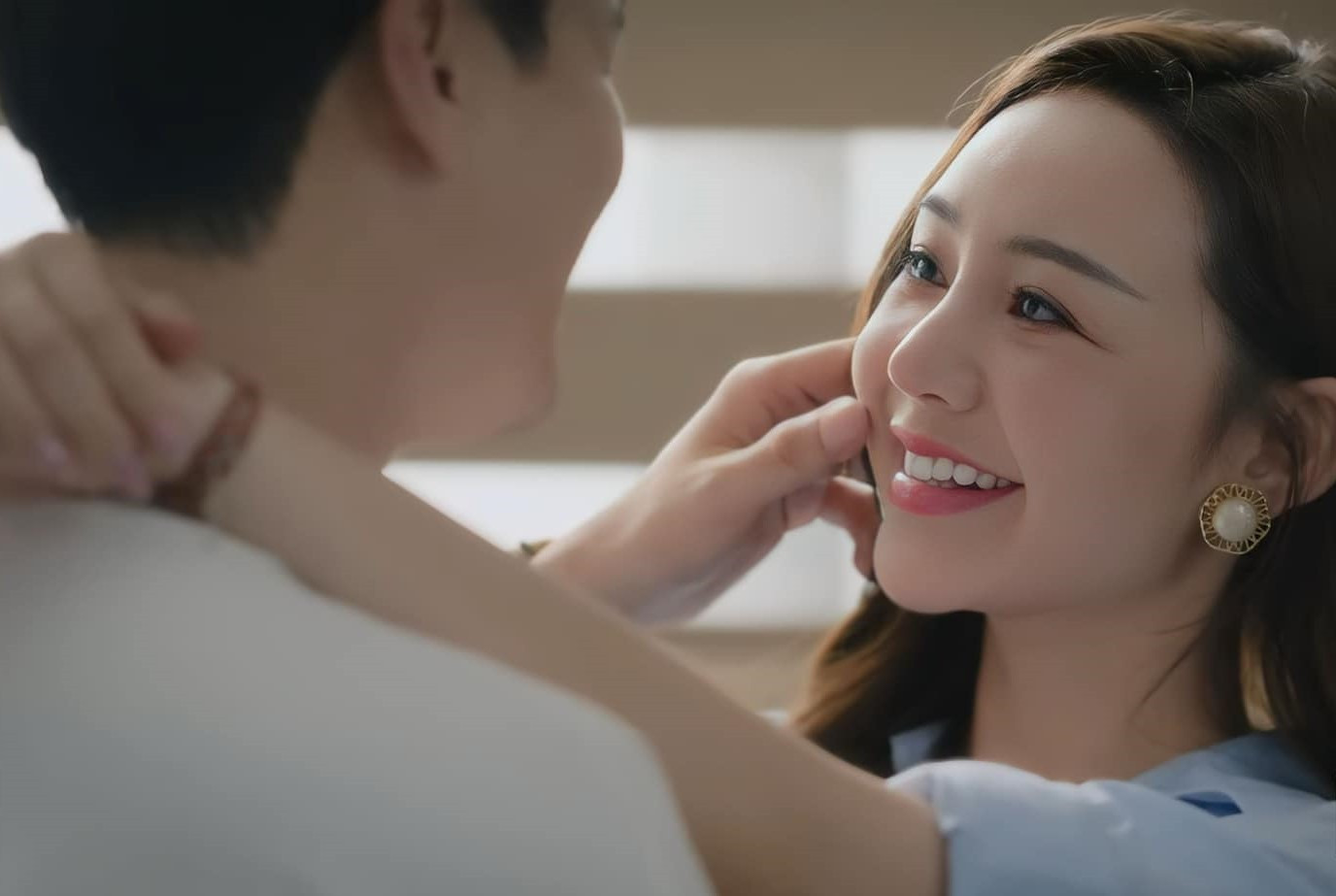 Quỳnh Kool nói cô thân với vợ Huỳnh Anh nên không sợ MC Bạch Lan Phương ghen. Ảnh: HTV 