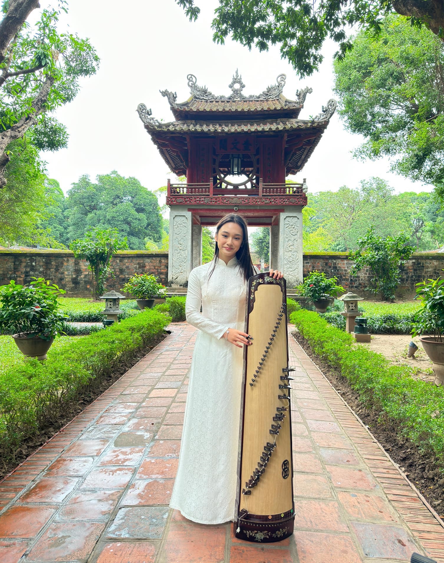 Không chỉ biết 4 ngoại ngữ, Linh Lan còn giỏi đàn tranh, piano, violin...