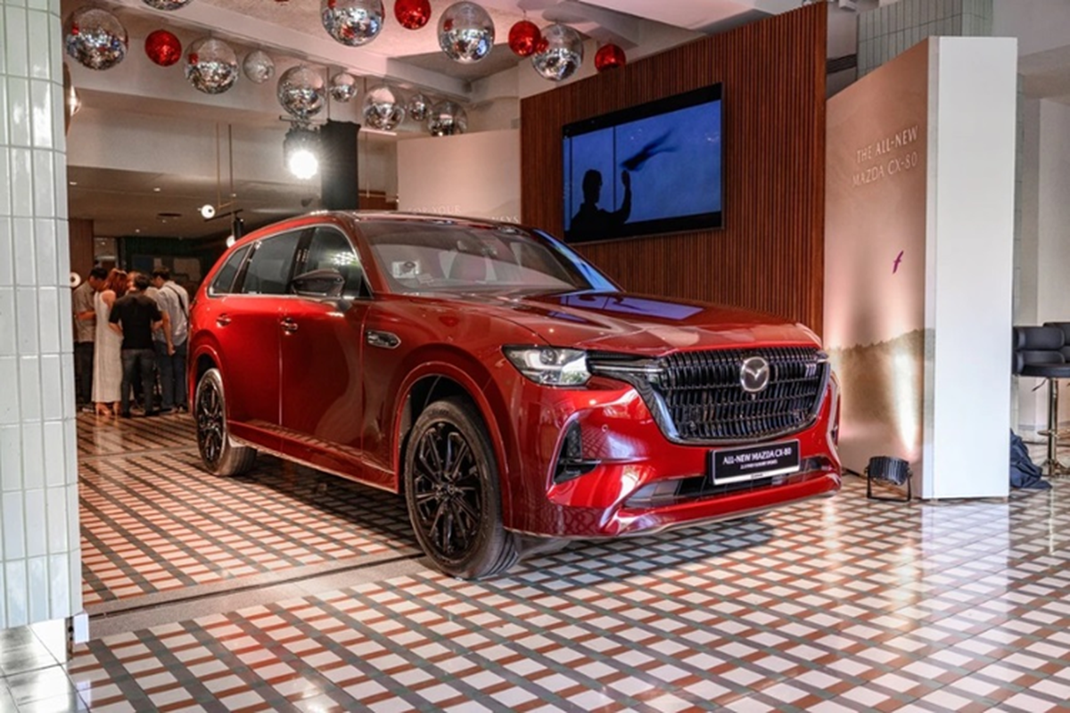 Mazda CX-80 thế hệ mới được phát triển trên nền tảng Large Product Group và là mẫu SUV đầu bảng của thương hiệu. Về thiết kế, Mazda CX-80 e-Skyactiv PHEV sở hữu nhiều đường nét tương đồng với “đàn em” CX-60, bao gồm toàn bộ phần đầu xe.