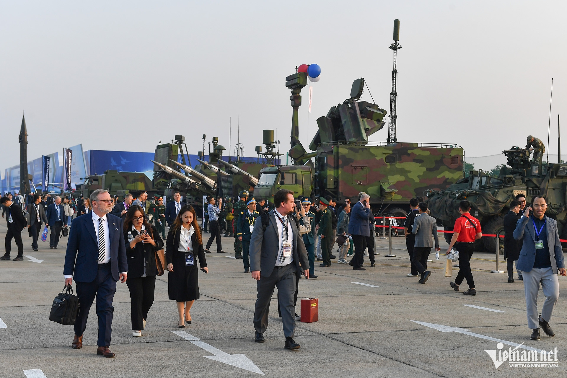 Sau lễ khai mạc Triển lãm Quốc phòng quốc tế 2024 diễn ra hoành tráng, ngay từ đầu giờ chiều 19/12, hàng nghìn đại biểu và khách mời đã tỏa khắp sân bay Gia Lâm - khu vực tổ chức để tham quan khí tài, vũ khí và nhiều thiết bị quân sự khác.