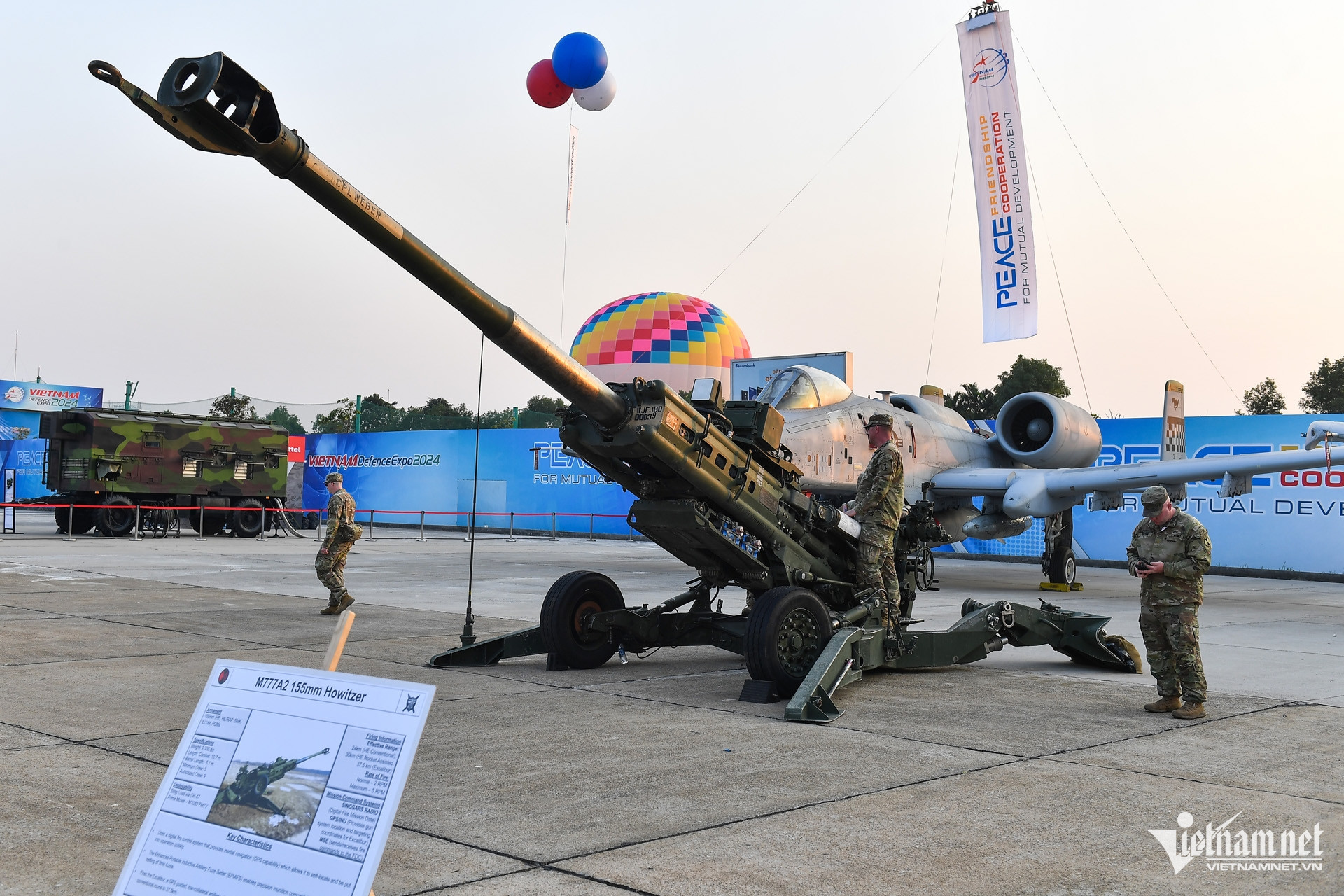 Tổng diện tích khu vực triển lãm là hơn 100.000m2, với khu trong nhà là 15.000m2 (rộng gấp đôi so với sự kiện đã làm năm 2022), và khu ngoài trời khoảng 20.000m2. Trong ảnh là pháo tự hành hạng nhẹ 155mm, loại vũ khí có thể tấn công ở khoảng cách xa, bất kể địa hình và chướng ngại vật, tính di động cao, có thể vận chuyển bằng đường bộ, đường biển và đường hàng không.