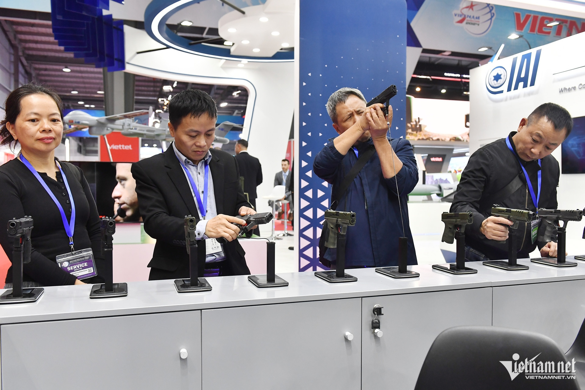 Điều nhiều khách quan tâm và tỏ ra hào hứng hơn cả là được cầm súng ngắm hoặc bắn thử nhưng không đạn. 