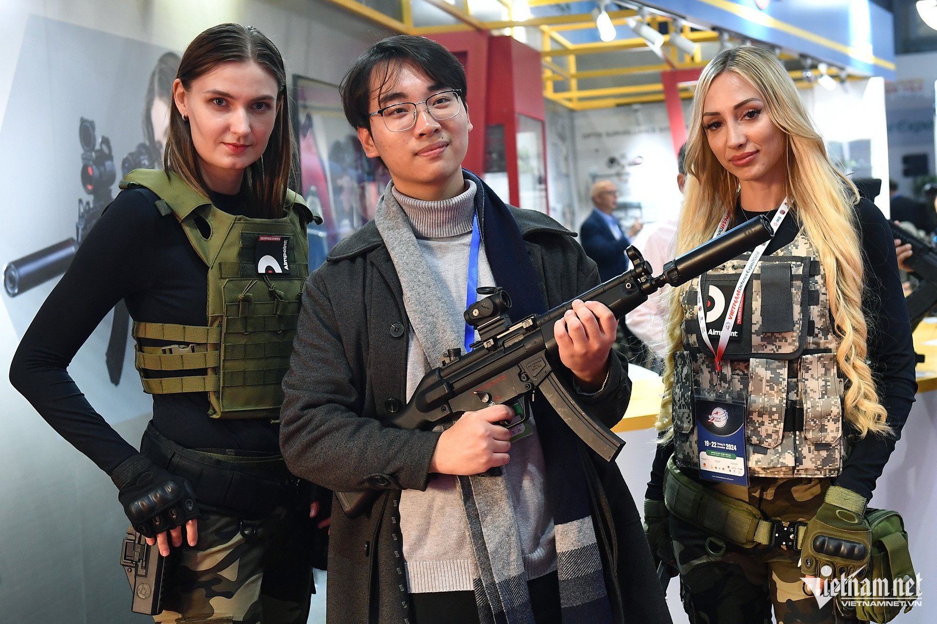 Mỗi gian hàng của mỗi quốc gia có một cách trưng bày và hoạt động khác nhau. Trong ảnh, những cô PR đến từ Thụy Điển sẵn sàng chụp ảnh cùng khách và súng.