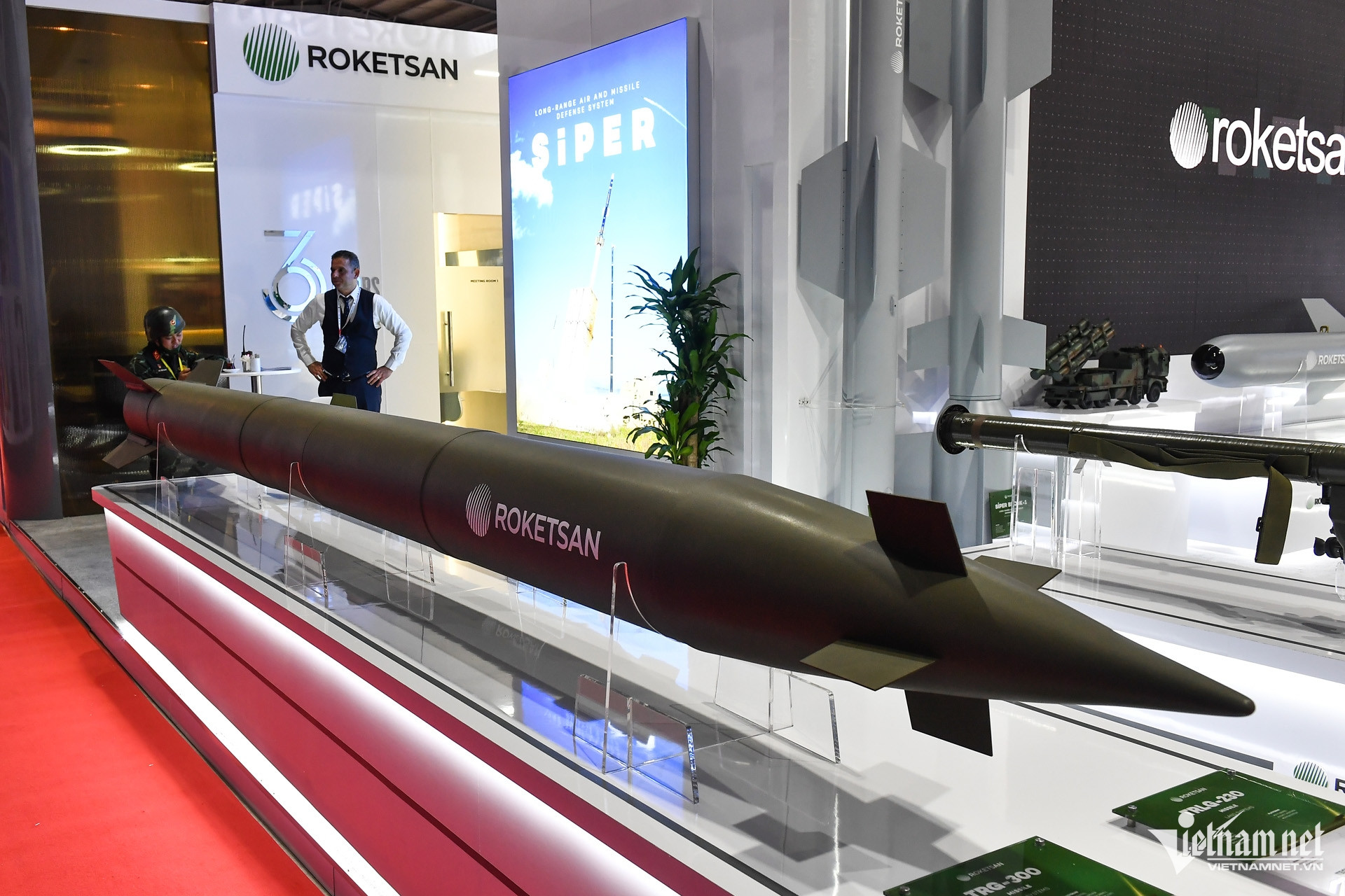 Trong số đó có nhiều cường quốc quân sự như Mỹ, Trung Quốc, Nga, Anh, Pháp, Ấn Độ, Israel... Trong ảnh là tên lửa TRG-300 có tầm bắn tối đa 120km, của Thổ Nhĩ Kỳ, do tập đoàn ROKETSAN sản xuất.