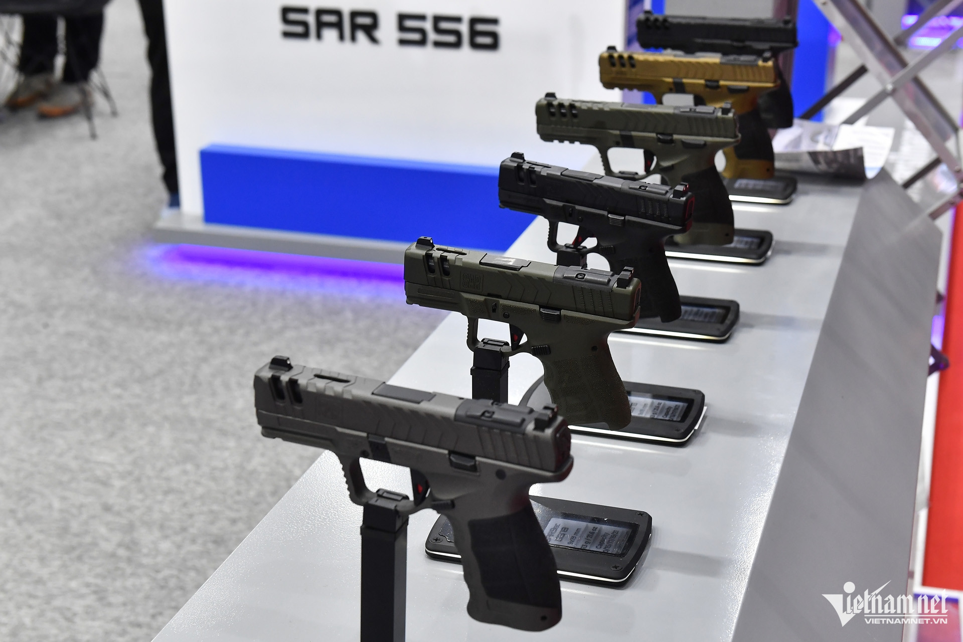 Các doanh nghiệp từ Thổ Nhĩ Kỳ lần này trưng bày giới thiệu rất nhiều mẫu súng, trong đó phải kể đến những chiếc súng lục SAR9 nặng từ hơn 600g đến hơn 700g, loại vũ khí được thiết kế để bắn trúng mục tiêu trong những điều kiện khó khăn nhất.