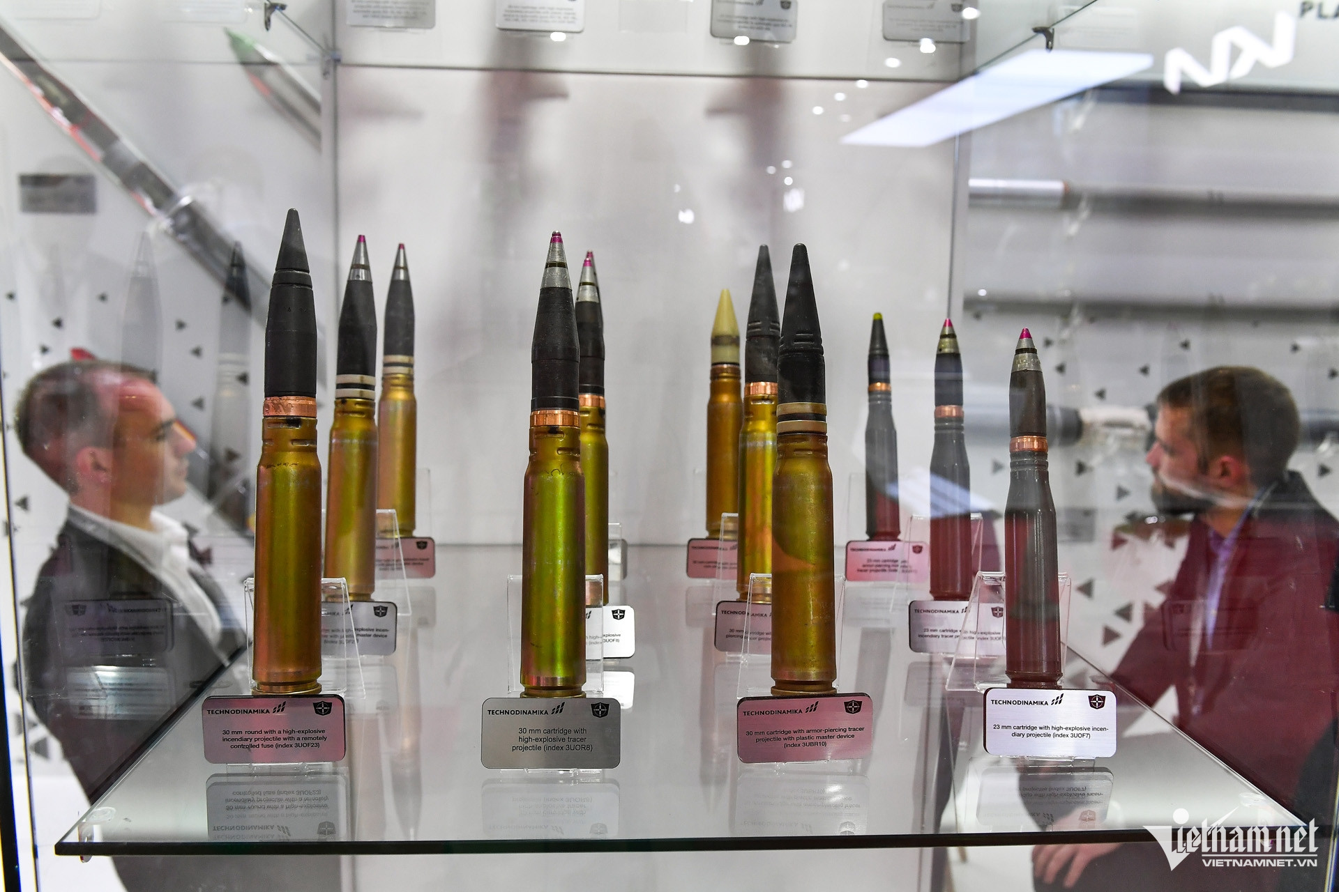 Tới dự triển lãm, đại diện Bộ Quốc phòng Nga không chỉ chia sẻ những thành tựu, kinh nghiệm nghiên cứu, sản xuất, khai thác sử dụng vũ khí mà họ còn trưng bày các loại đạn thật như loại 30mm với ngòi nổ điều khiển từ xa, đạn có sức công phá rất mạnh chưa được nhiều người biết đến.