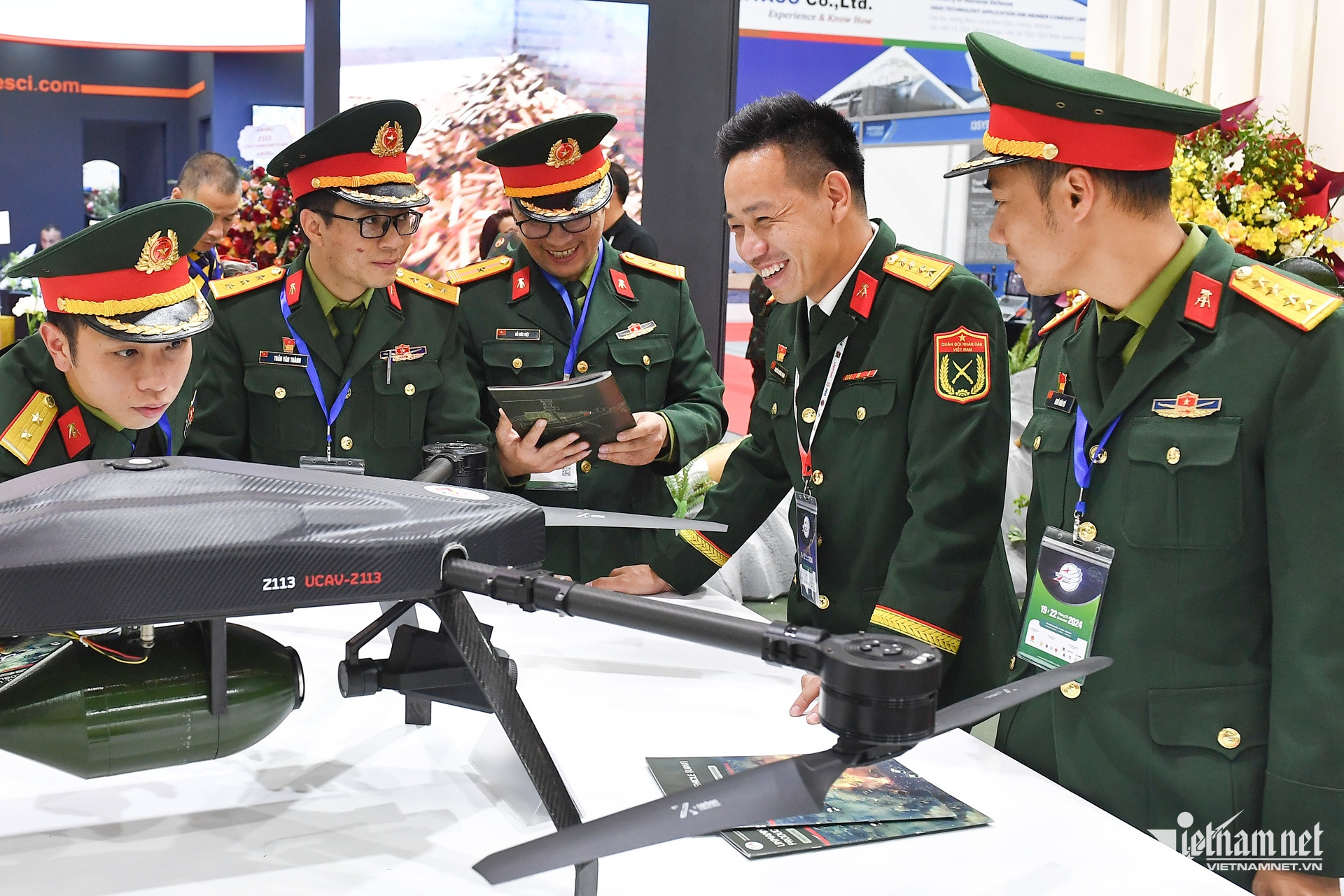 Các doanh nghiệp Quốc phòng Việt Nam lần này mang tới triển lãm khá nhiều sản phẩm ấn tượng, thu hút sự chú ý của quan khách. Trong đó phải kể đến chiếc chiếc UAV (Unmanned Aerial Vehicle - máy bay không người lái) ký hiệu Z113, có thể lắp đặt module treo thả một quả bom để tiêu diệt mục tiêu hoặc gây sát thương cục bộ. Ngoài ra nó còn có chức năng hỗ trợ công tác cứu hộ cứu nạn tại những khu vực khó tiếp cận, rừng núi, vách đá hiểm trở. 