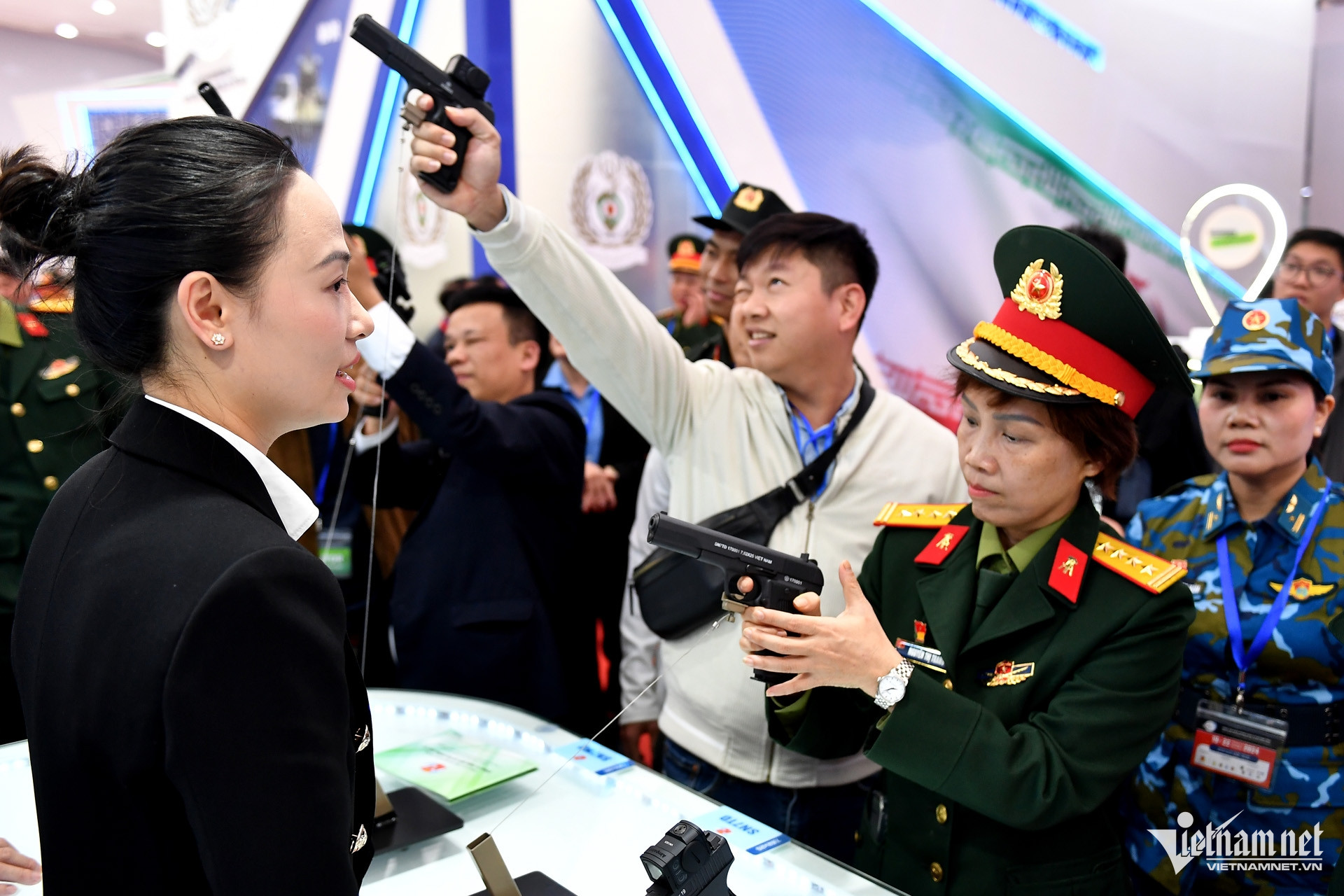 Trong ảnh là gian hàng của một doanh nghiệp Việt Nam, giới thiệu những sản phẩm súng bộ binh, gồm các loại súng ngắn, súng tiểu liên, súng trung liên, súng đại liên và súng trường bắn tỉa, có cỡ nòng từ 5,56mm đến 12,7mm. 