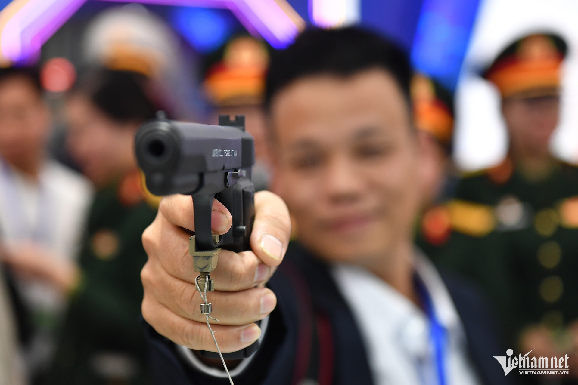 Một vị khách thử khẩu súng ngắn 7,62mm SN7TD.