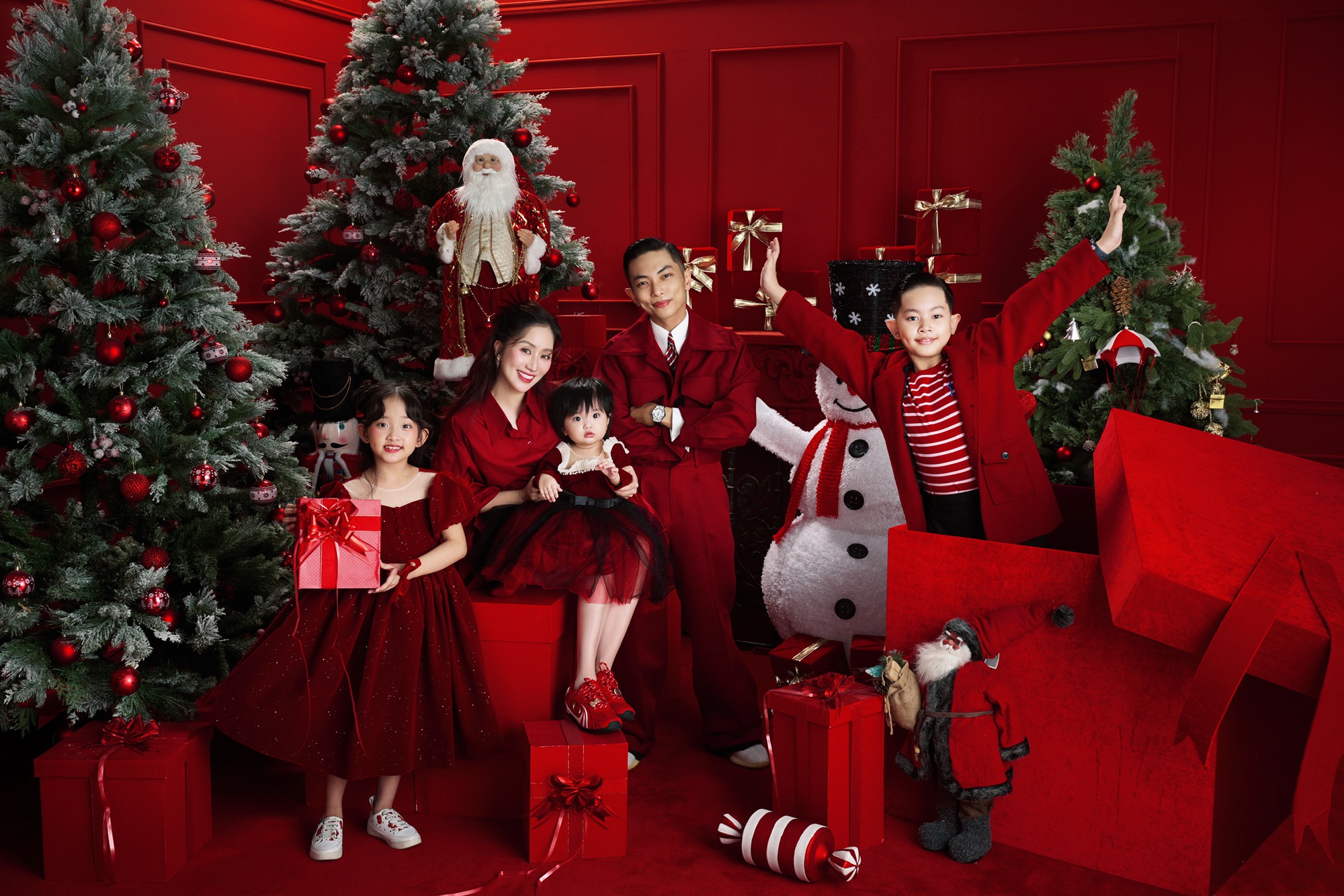 Các thành viên đều mặc trang phục tông màu đỏ, xuất hiện tươi tắn bên nhau