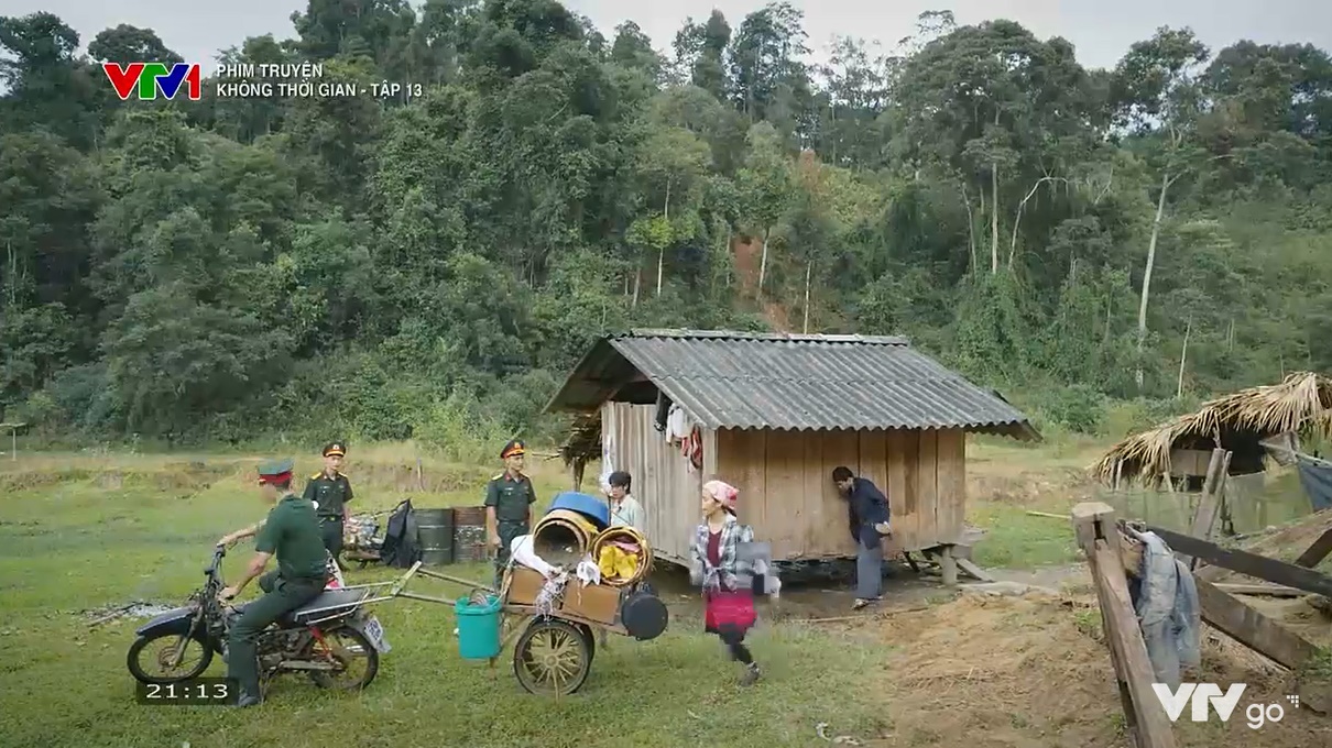 Bộ đội đến di dời khu nhà của vợ chồng A Sáo