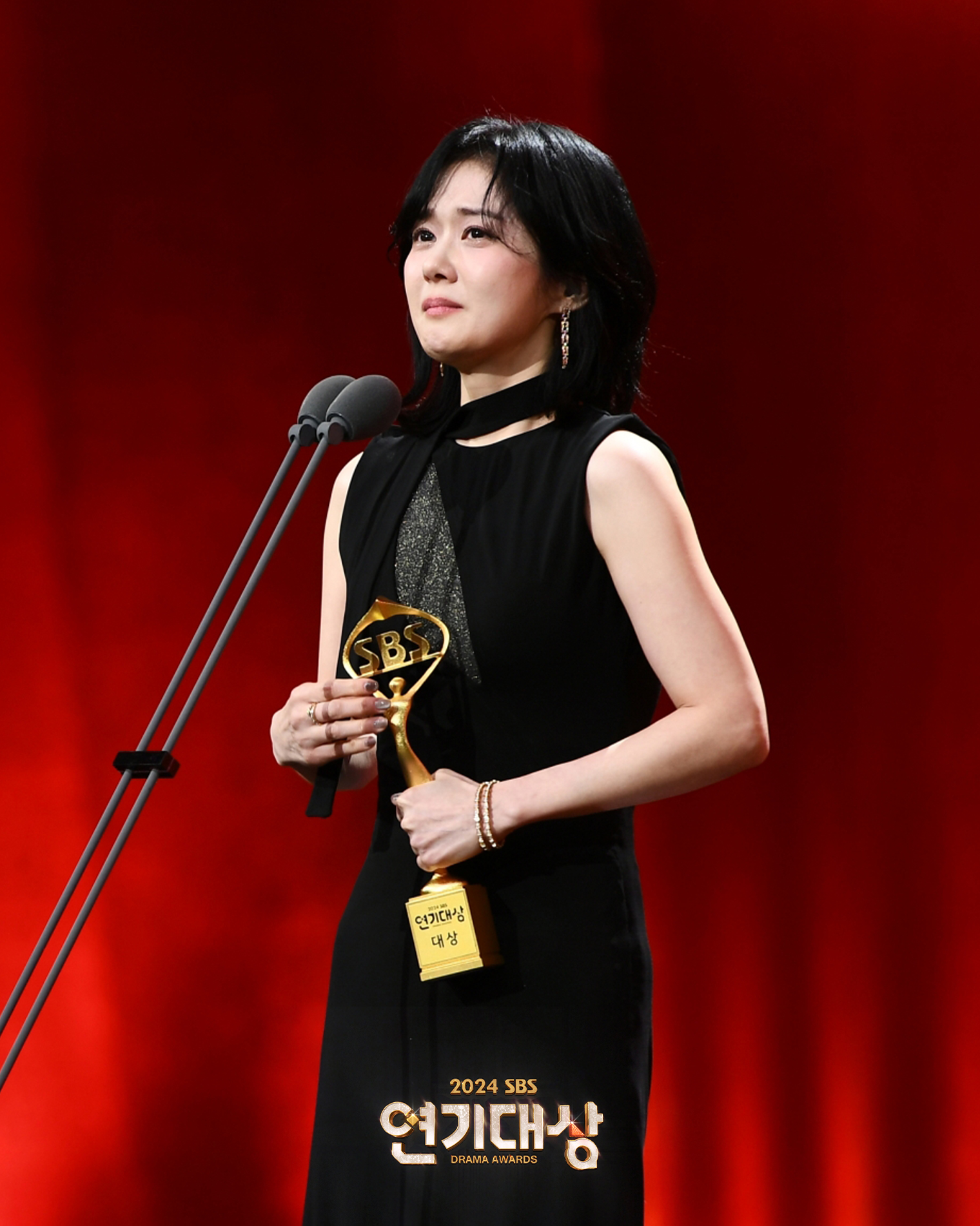 Jang Nara không kìm được nước mắt khi nhận giải thưởng lớn