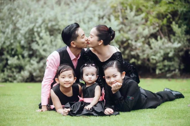 Sau hơn 10 năm gắn bó bên nhau, Khánh Thi và Phan Hiển vẫn ngọt ngào như thuở mới yêu