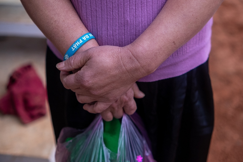 Chị Hoàng Thị Sắm hôm nay qua dọn dẹp nhà cho người thân, xin phép được hỏi chị đôi lời về nơi ở mới, đôi mắt bỗng đỏ hoe, chị chẳng nói được gì nhiều, 