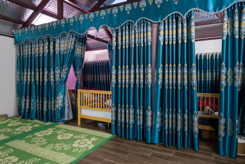 Chồng chị Bóng đã mất trong trận lũ quét hồi tháng 9, con gái chị hôm nay đưa cháu về, nhà chị có 3 giường ở được cả 5,6 người, tối nay gia đình quây quần bên nhau, 