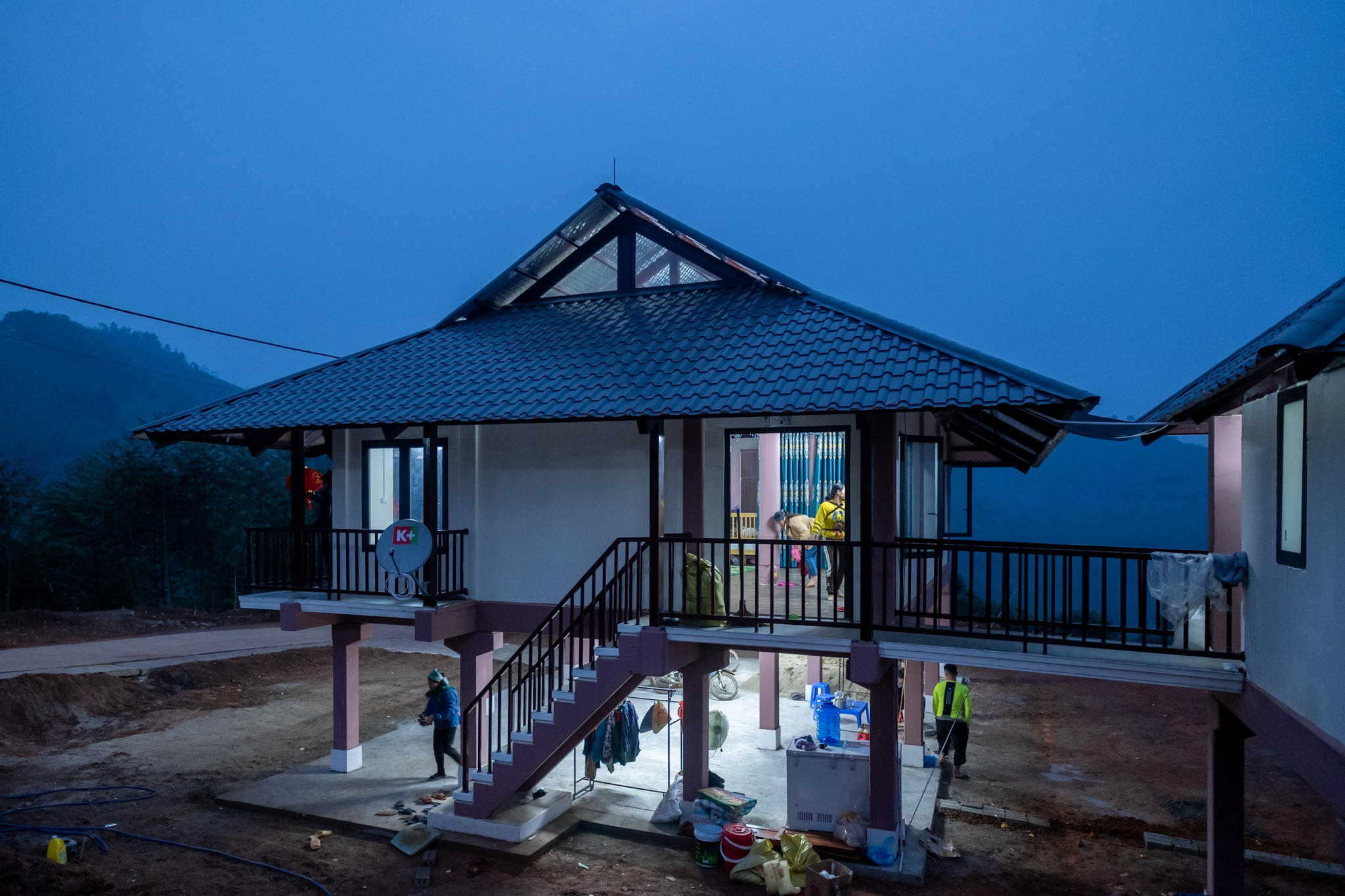 Ở căn nhà số 19, tôi gặp lại chị Hoàng Thị Bóng, 2 tháng hai chị em gặp nhau ở khu tạm cư, cuộc trò chuyện của chị Bóng và người em dâu cứ làm tôi nhớ mãi, 