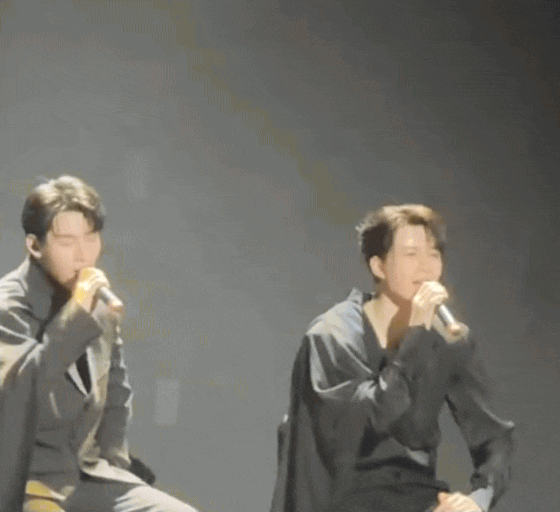 Nhưng sau đó anh lấy lại bình tĩnh để thể hiện ca khúc trọn vẹn hơn