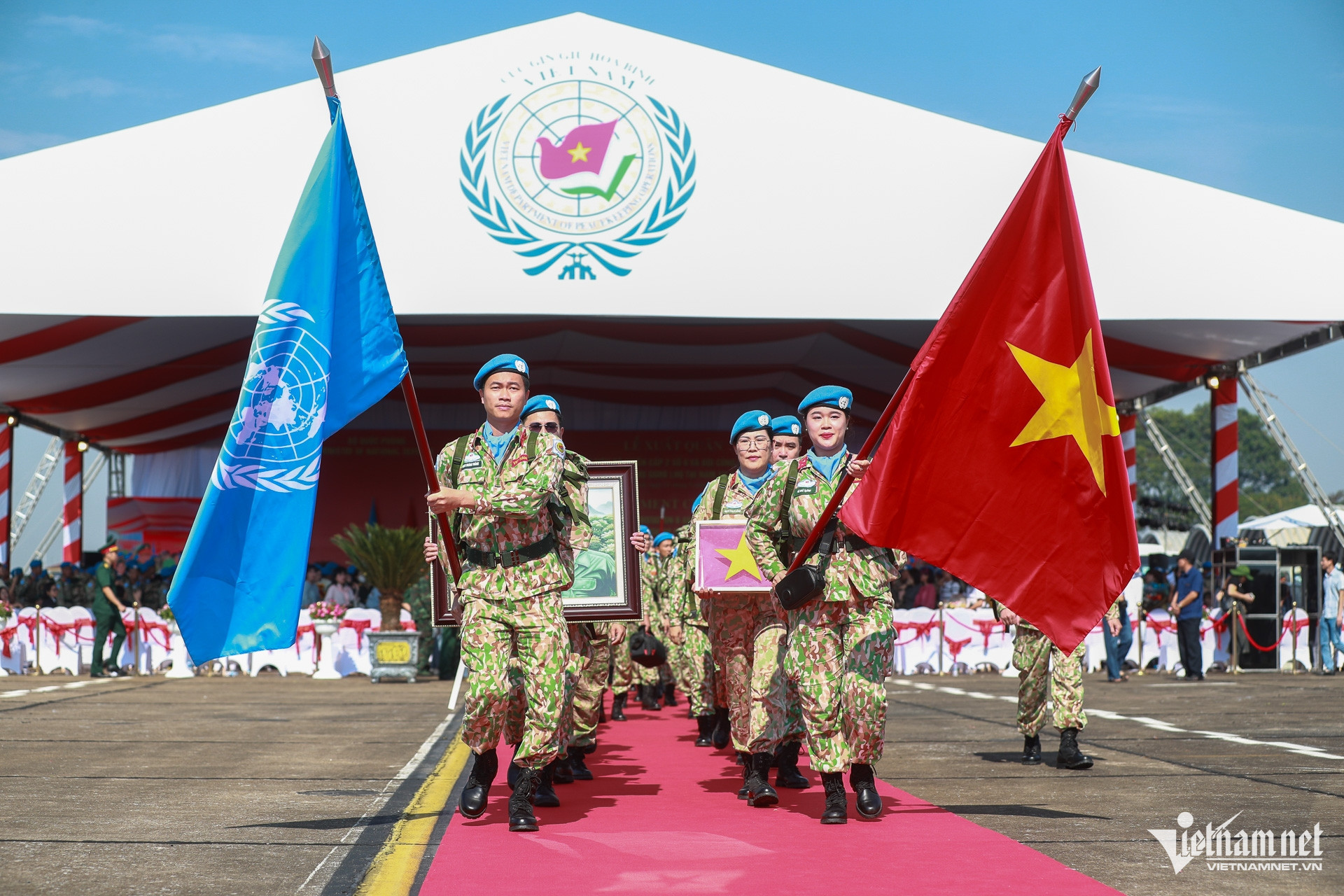 Các chiến sĩ mũ nồi xanh xuất quân lên đường thực hiện nhiệm vụ gìn giữ hòa bình