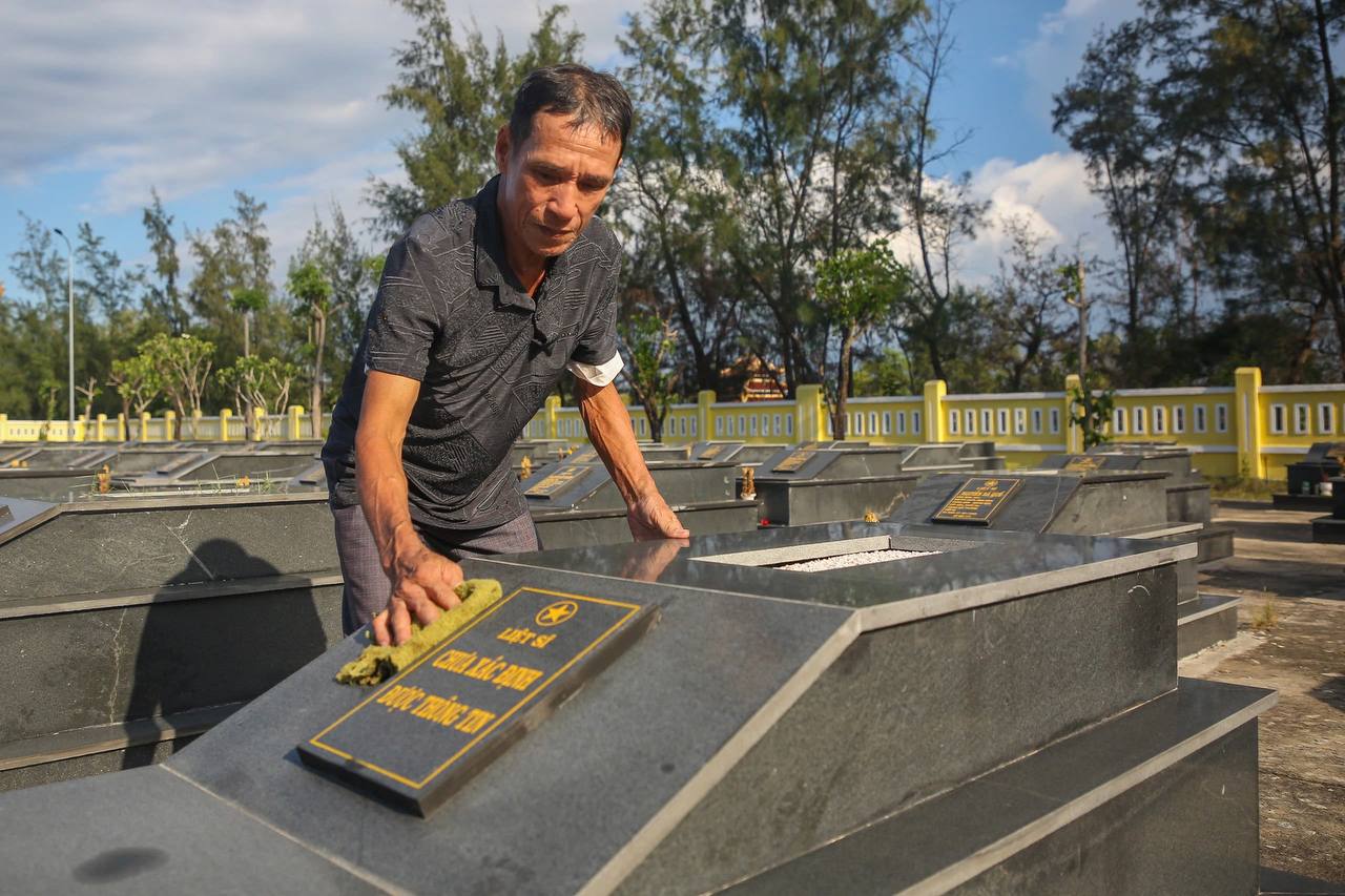 25 năm nay, ông Tâm vẫn ngày ngày âm thầm “canh giấc ngủ” cho gần 300 phần mộ liệt sĩ mà không đòi hỏi một đồng tiền lương nào.