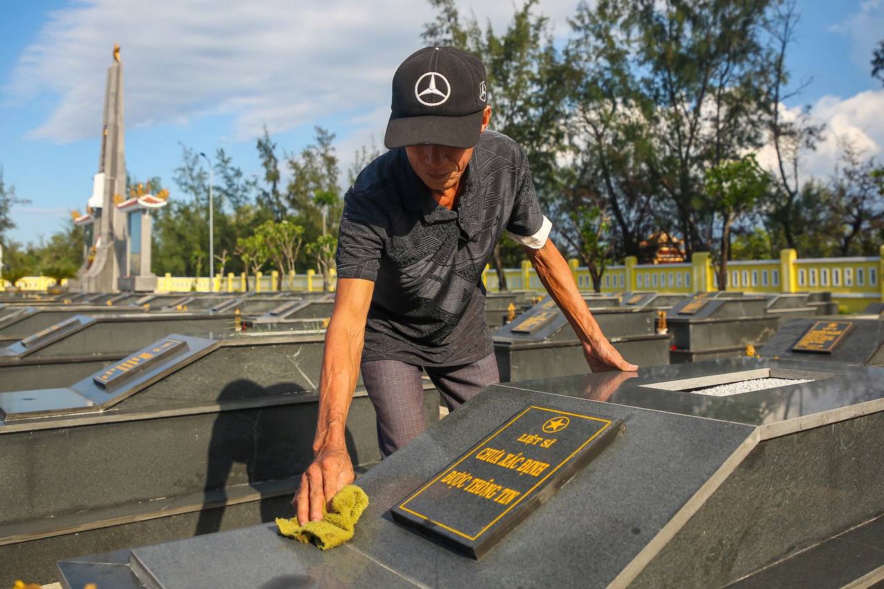 Đối với ông Tâm, việc chăm sóc các phần mộ liệt sĩ giúp cho ông thấy thanh thản hơn, đời vui hơn.