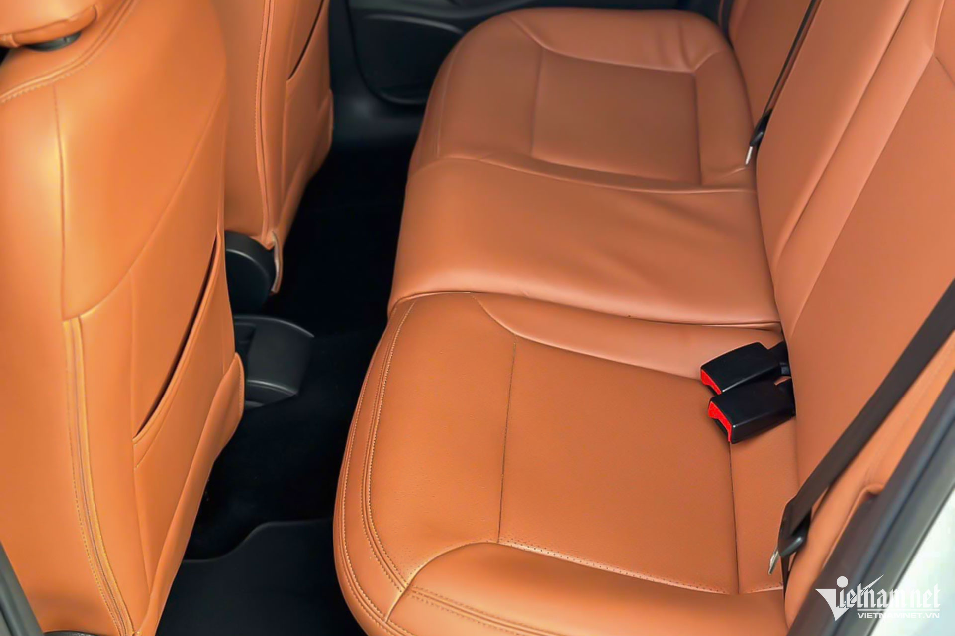 Nội thất của Volkswagen Polo 2016 đã được chủ xe bọc da ở khu vực ghế ngồi. 