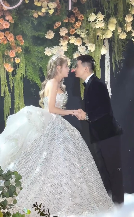 Khoảnh khắc đầy ngọt ngào của cặp đôi.