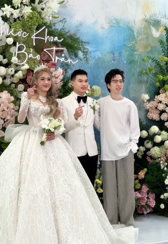 Streamer ViruSs chụp ảnh cùng cô dâu chú rể.