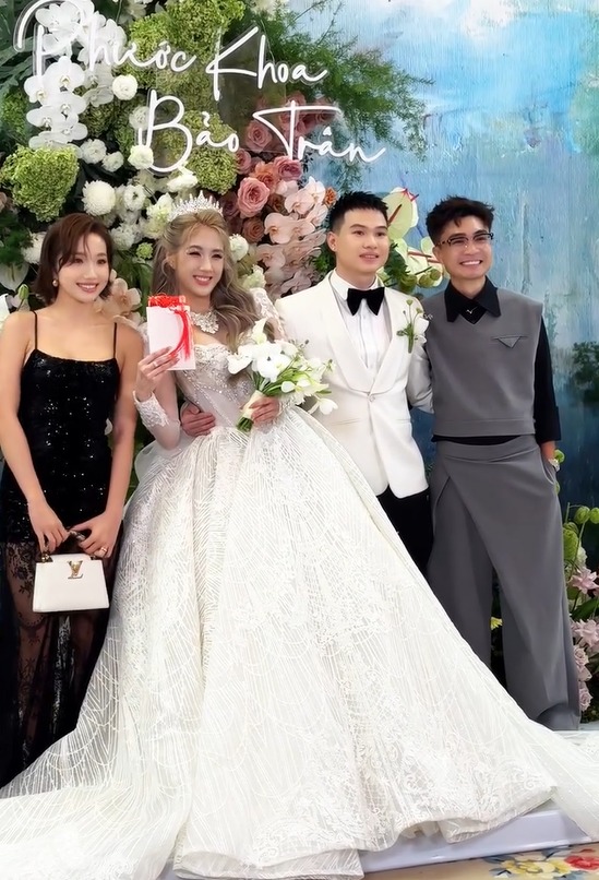 Vợ chồng Bụt - Lê Thị Khánh Huyền đến mừng cưới Rambo.