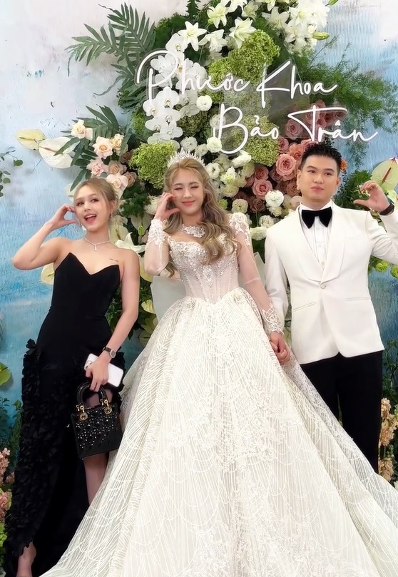 Xoài Non xinh đẹp tham dự hôn lễ