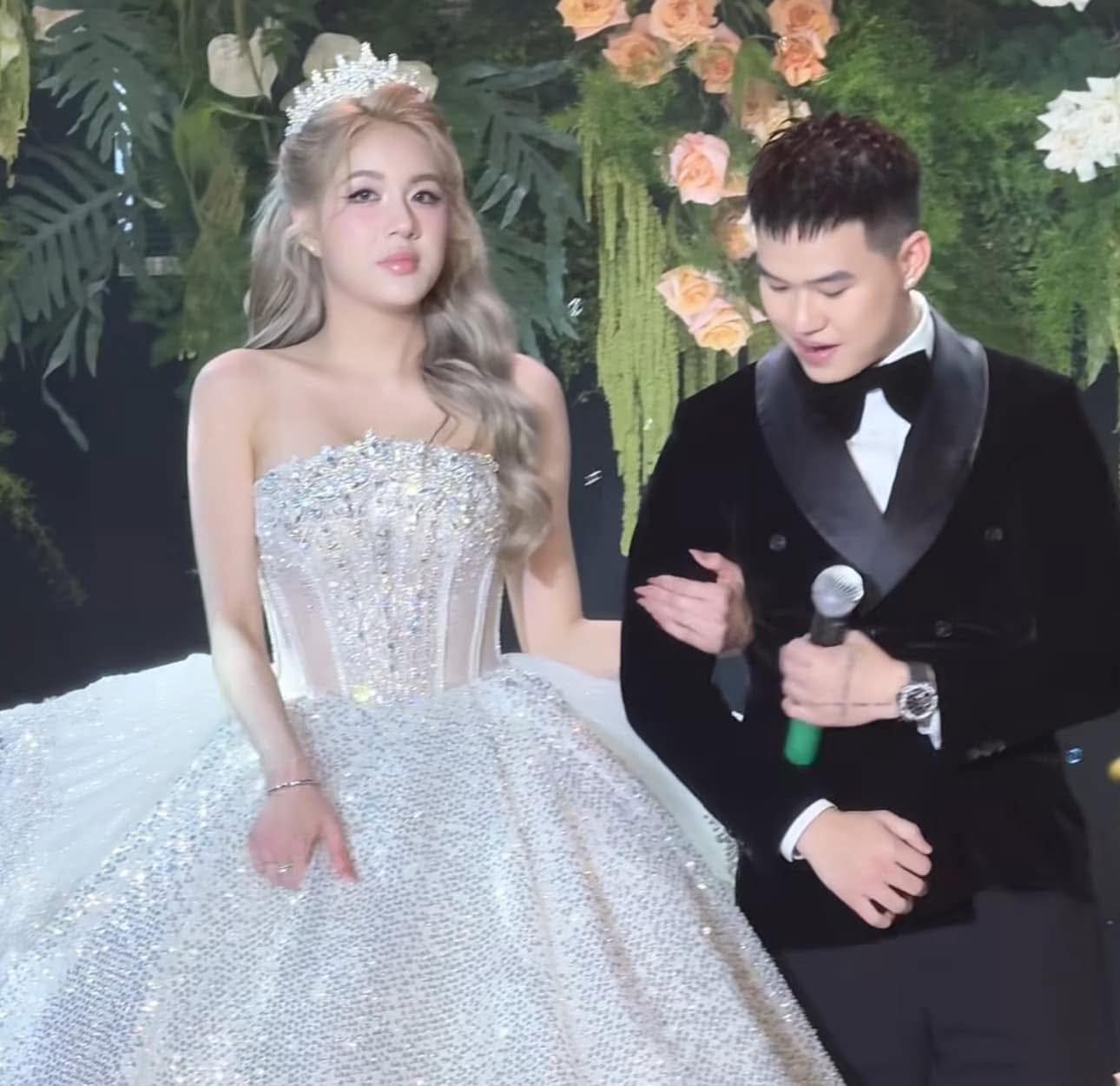 Rambo và Trân Mèo trong lễ cưới.