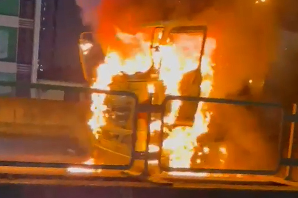 Ô tô tải bốc cháy ngùn ngụt tại đường vành đai 3 trên cao. Ảnh chụp màn hình