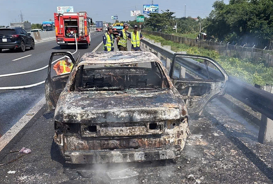 Ô tô bị cháy rụi. Ảnh: E.X