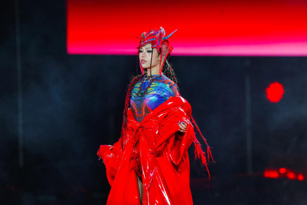 tlinh có hơn 2 triệu người theo dõi trên mạng xã hội. 