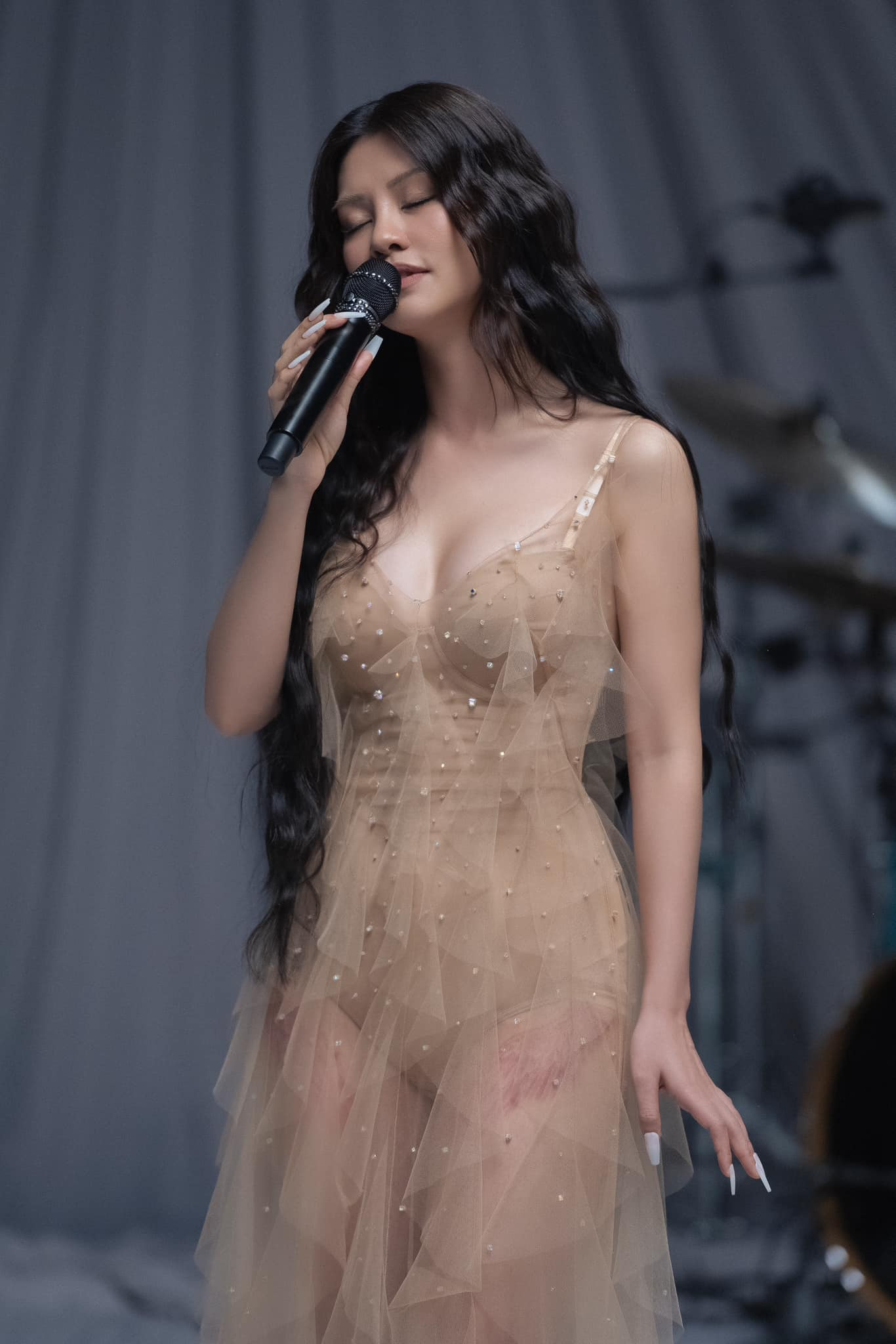 Phong cách Á Đông nữ tính, thanh thuần và chững chạc mà Bùi Lan Hương định hình mình thời gian qua chính là lý do 2 bức ảnh cũ của cô làm nhiều khán giả không khỏi shock.