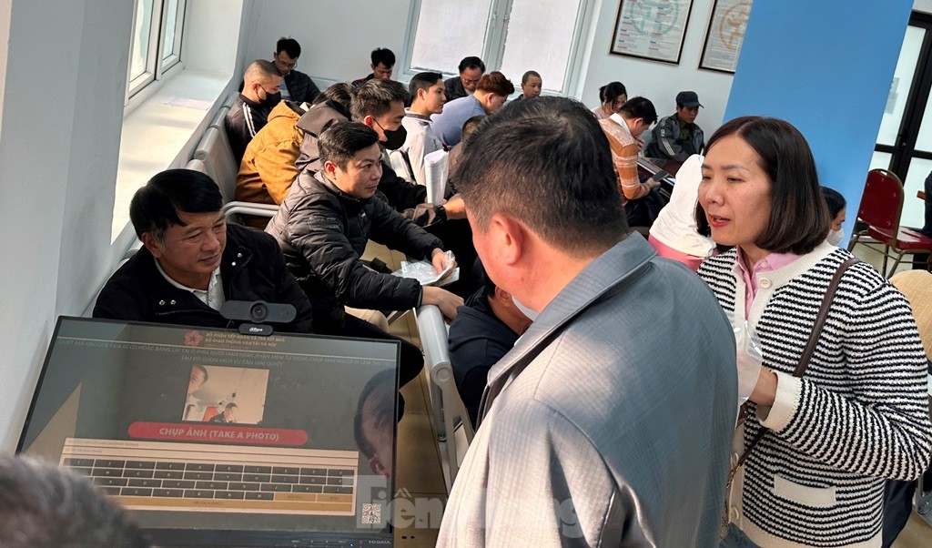 Trung bình các tháng trước đây, hai điểm cấp, đổi GPLX của Sở GTVT Hà Nội tại số 16 Cao Bá Quát và số 2 Phùng Hưng, Hà Đông tiếp nhận từ 600 - 800 hồ sơ/ngày, nhưng những ngày qua số lượng này là 1.200 đến 1.300 hồ sơ/ngày (vượt công suất), thậm chí có ngày lượng người người đến đăng ký, có nhu cầu đổi GPLX còn tăng gấp ba lần ngày thường.