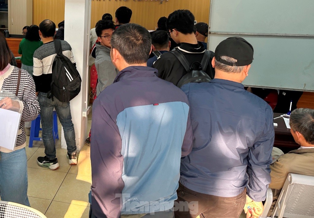 Tình trạng người đến đăng ký, có nhu cầu cấp đổi tăng cao dẫn đến phòng tiếp công dân cấp đổi GPLX của Sở GTVT Hà Nội luôn hết chỗ ngồi, nhiều người phải đứng xếp hàng chờ đợi.